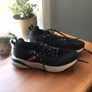Gently used black& pink size7 pumas in very good condition